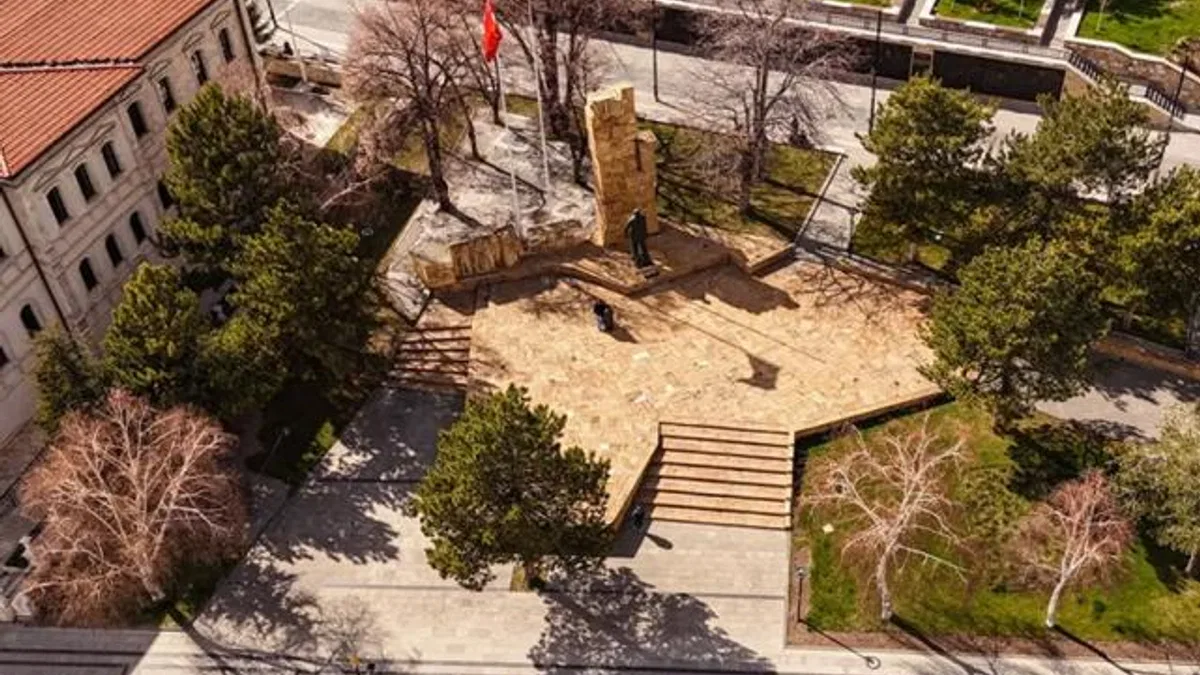 Sivas’ta Atatürk Anıtı’na çevre düzenlemesi