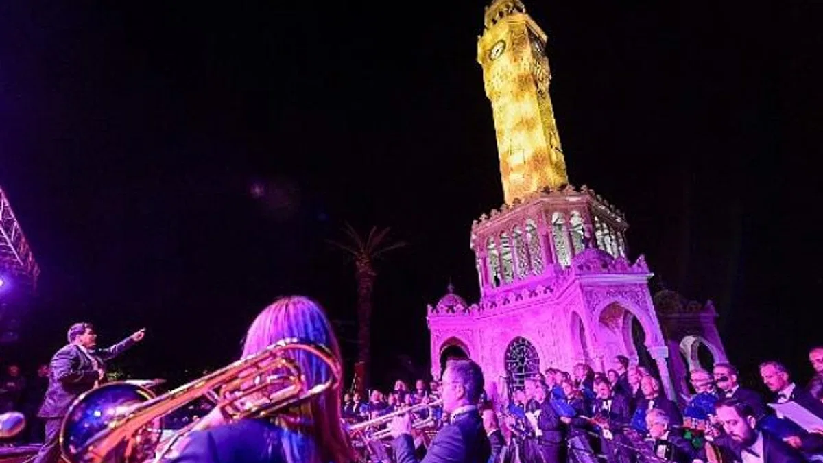 Atatürk Meydanı’nda Cumhuriyet ruhuna yakışır konser