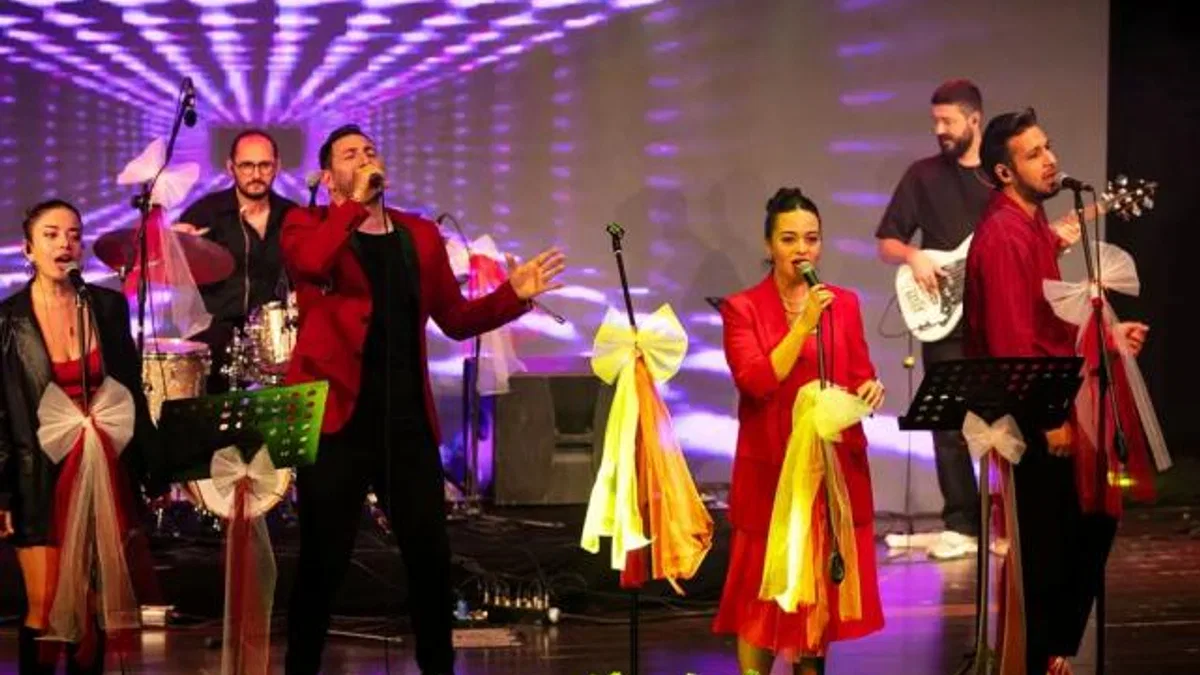 İzmir Güzelbahçe’de 102. yıl coşkusuna kortej ve konserli kutlama