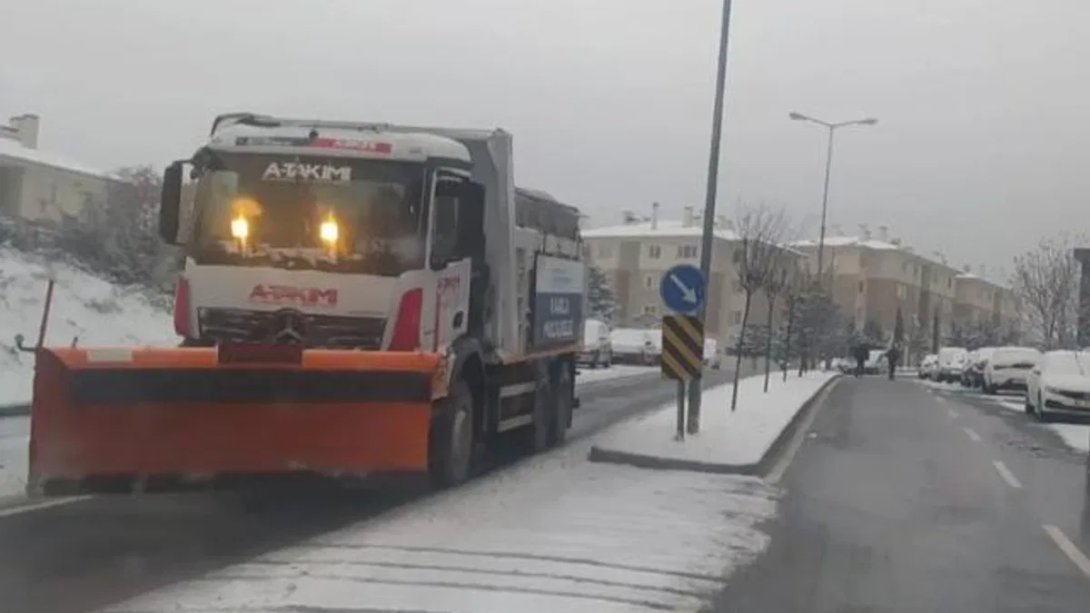 Kocaeli’de kar mesaisi sürüyor
