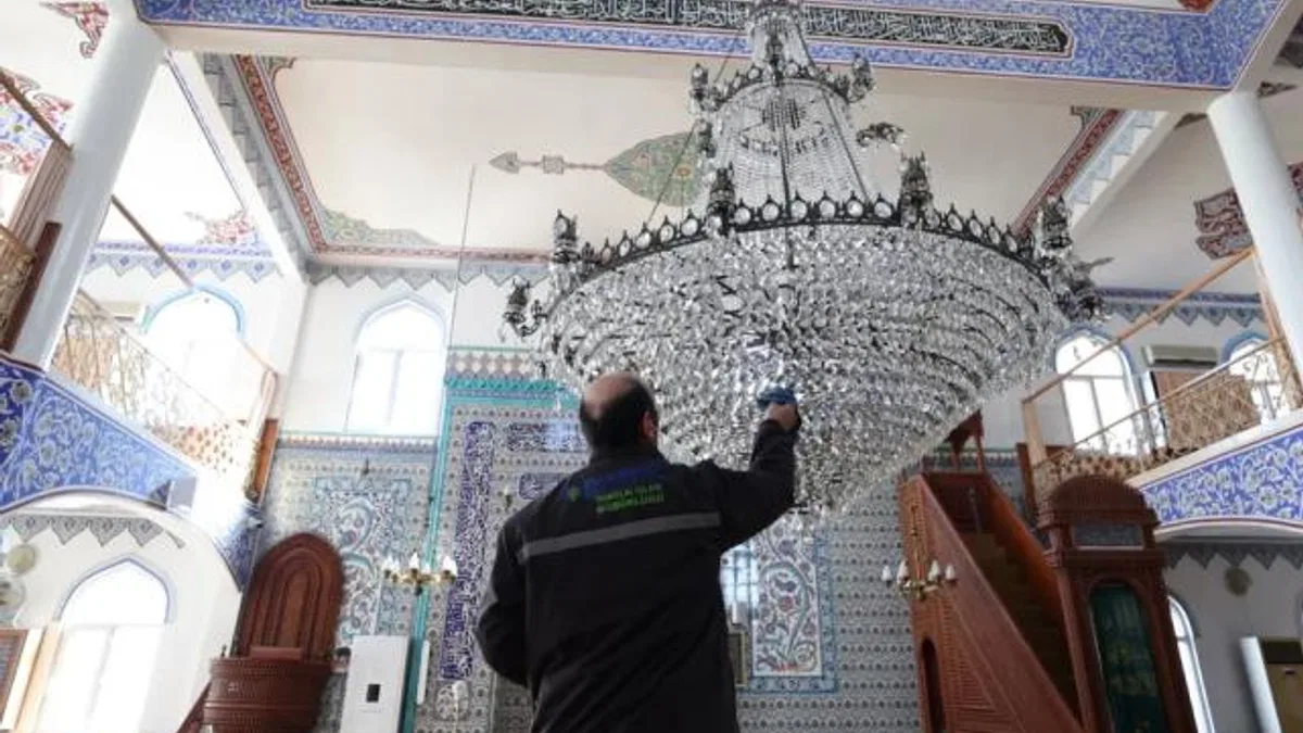 İstanbul camileri dip köşe temizlendi