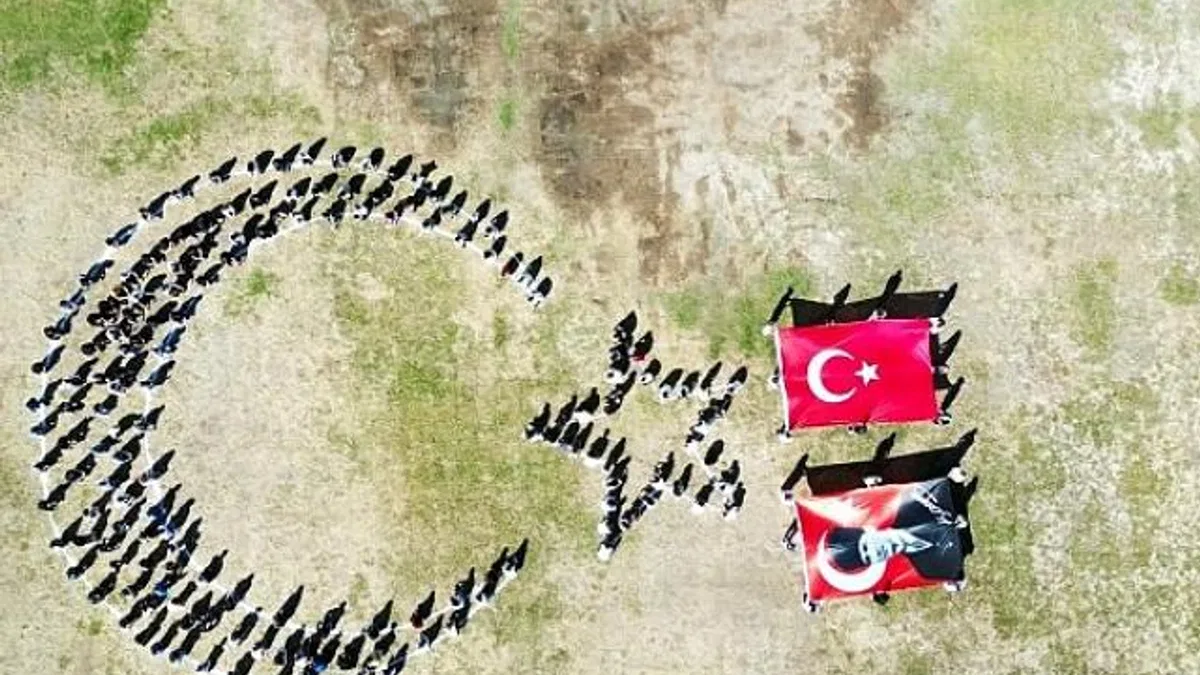 Öğrencilerden Türk bayrağı koreografisi