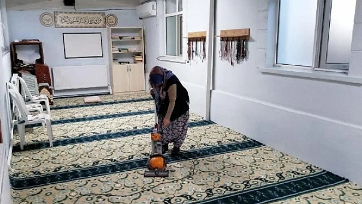 Geyve’de cami temizliği devam ediyor
