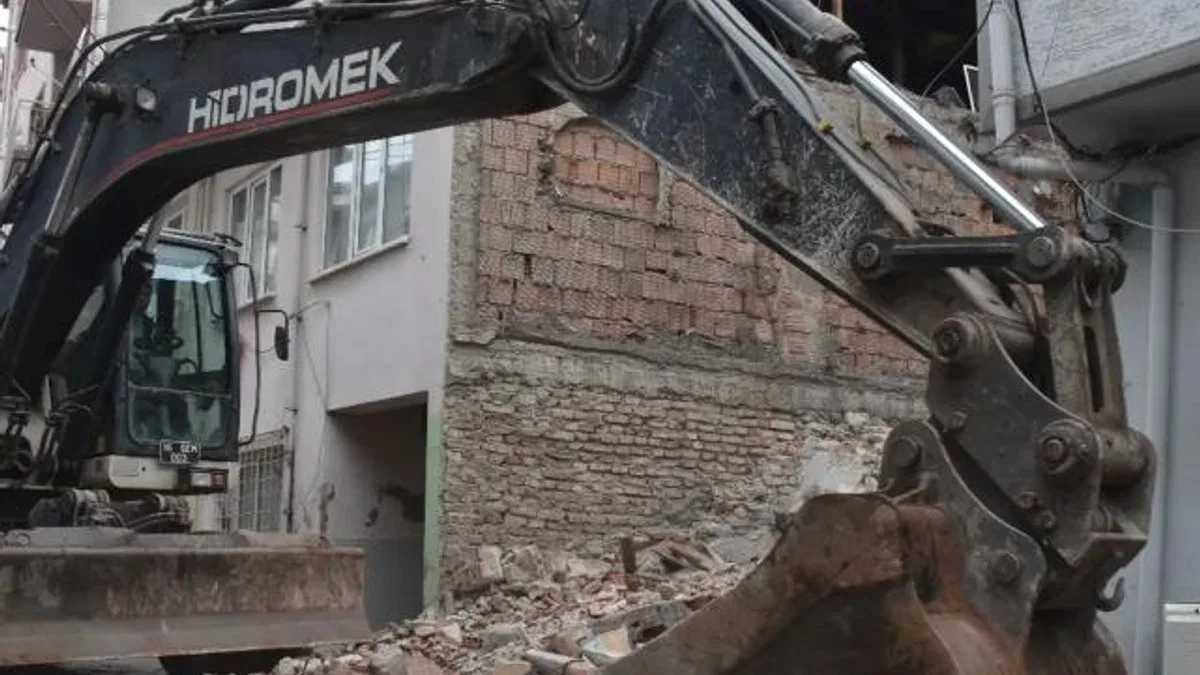Bursa Gemlik’te metruk bina yıkımlarını sürüyor