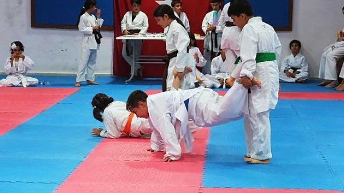 Kemer Belediye karate takımı kuşak atladı