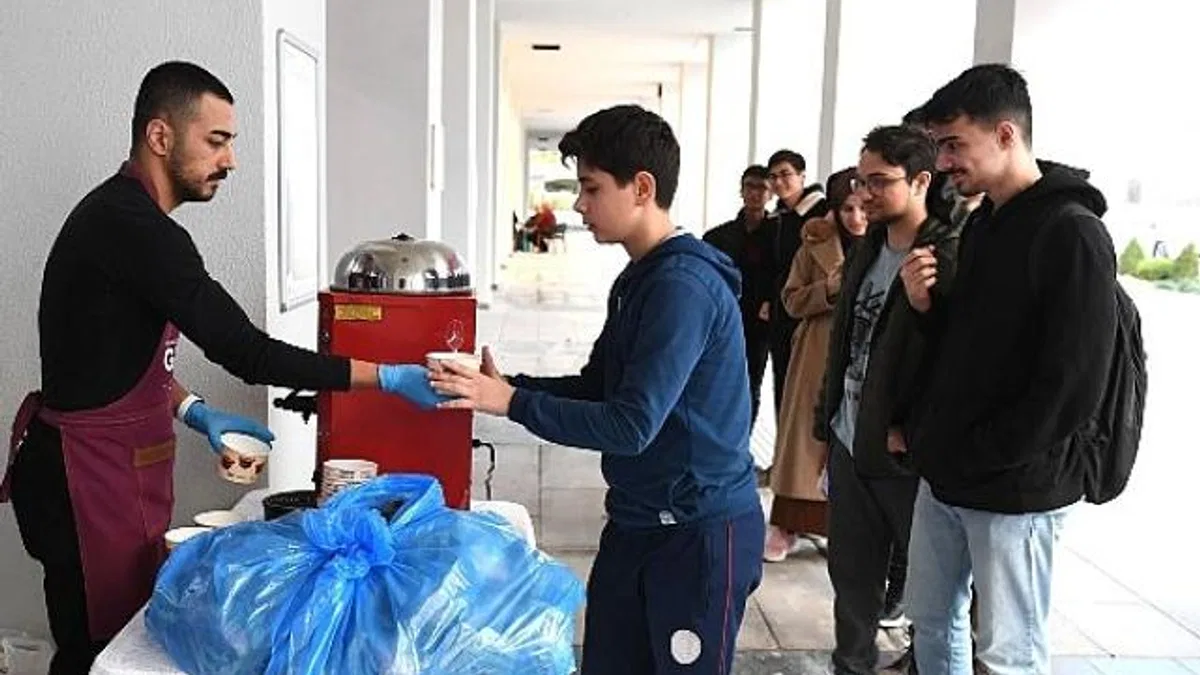 Osmangazi Belediyesi’nden ders çalışan öğrencilere ücretsiz çorba ikramı