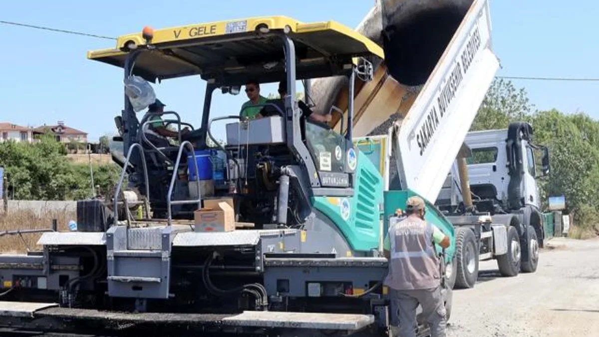 Sakarya Kaynarca’da asfalt mesaisini sürdürüyor