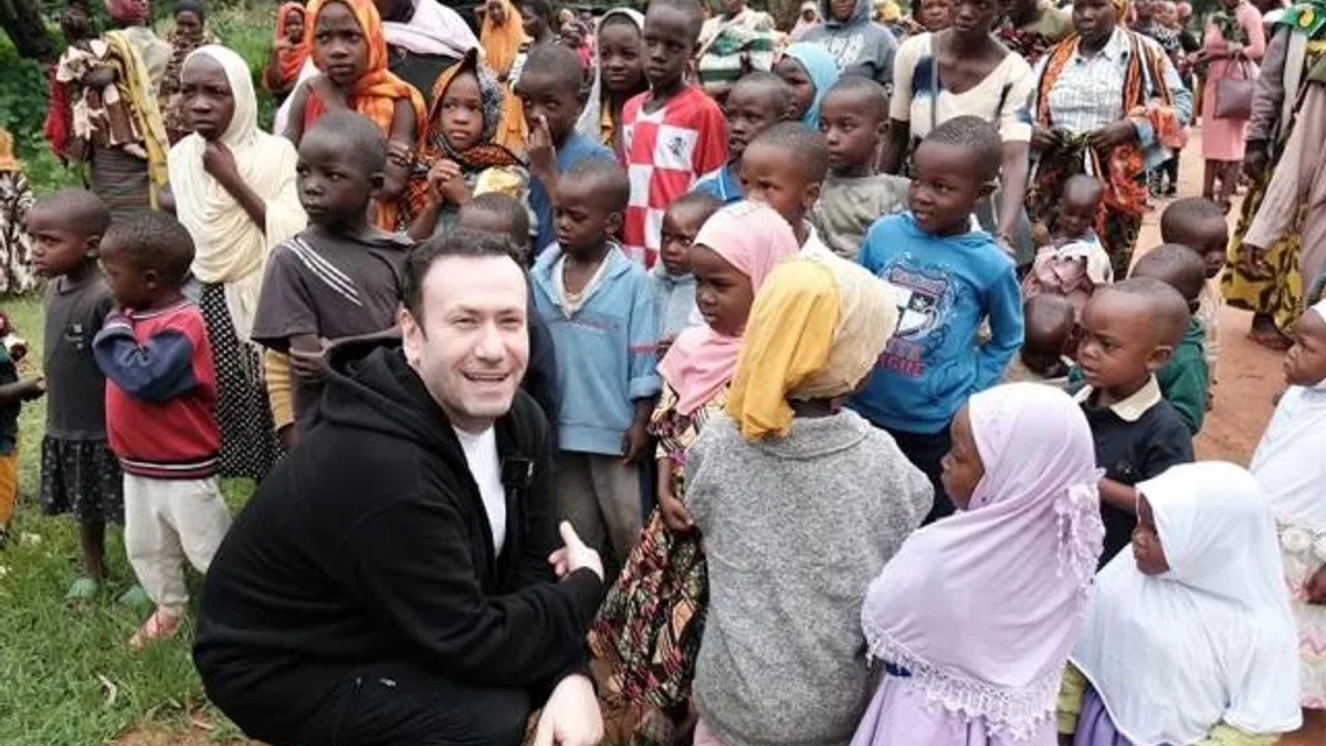 Ünlü iletişimci Özgür Aras’tan Afrika’ya umut taşıyan yolculuk