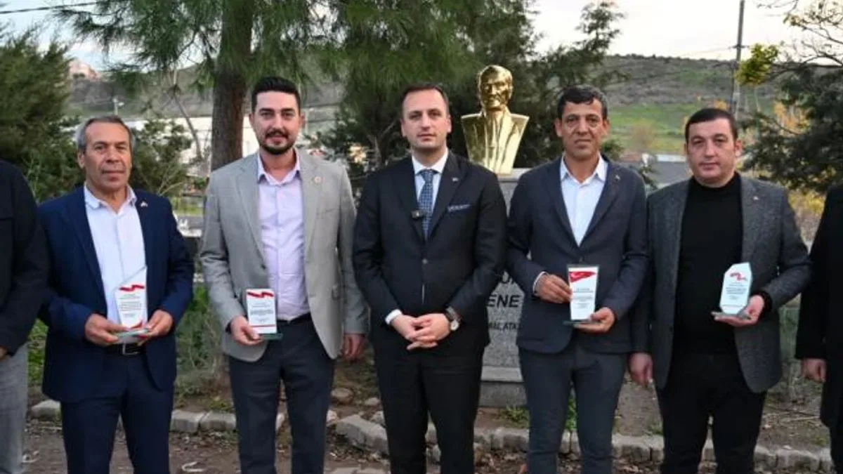 İzmir Bornova’da muhtarlardan Başkan Eşki’ye teşekkür plaketi