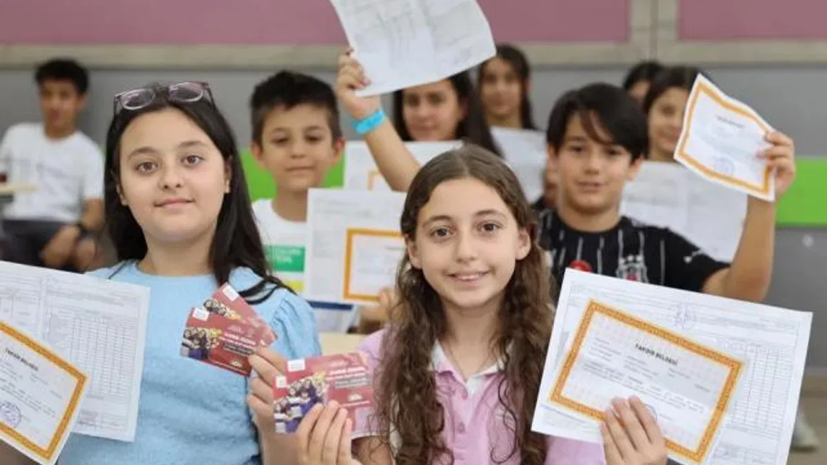 Fatma Şahin’den Gaziantepli çocuklara karne hediyesi