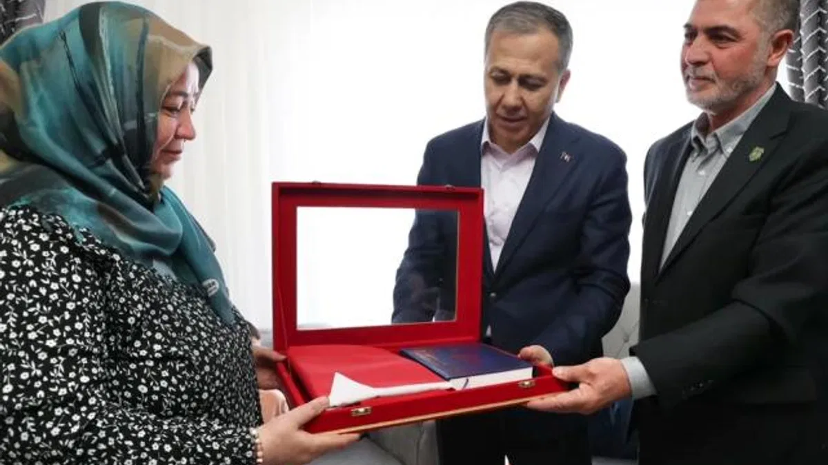 Bakan Yerlikaya’dan Konya’da şehit ailesine ziyaret
