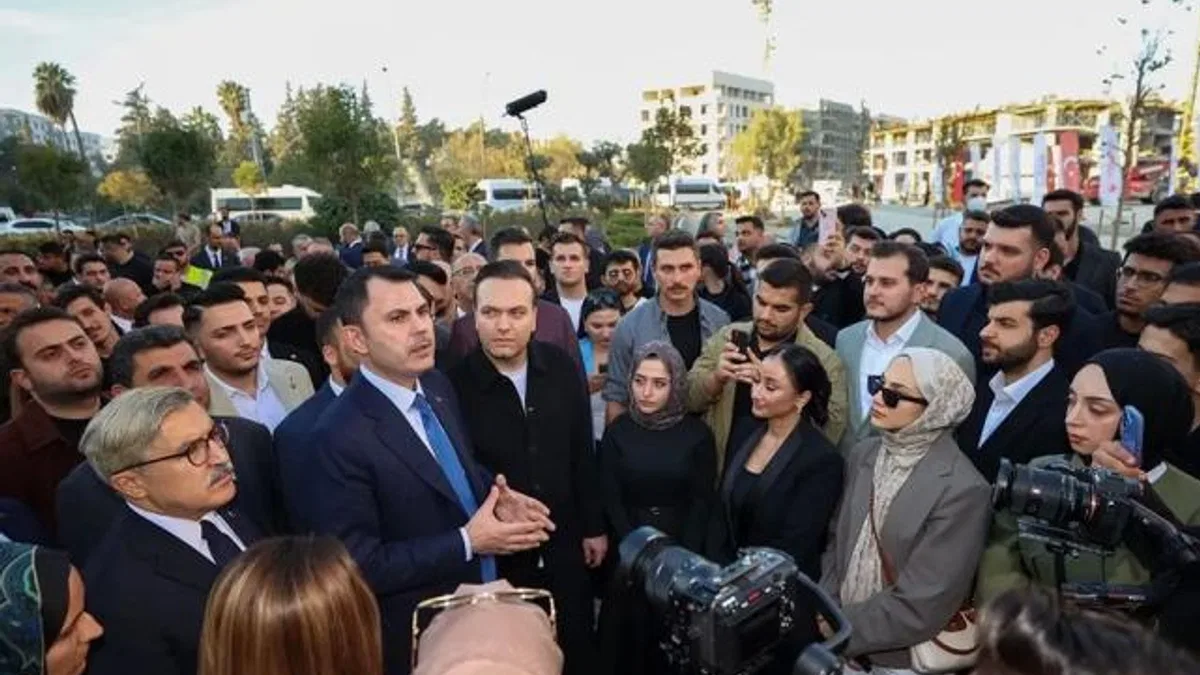 Bakan Kurum gençlerle afet bölgesindeki ‘Asrın İnşası’ seferberliğini gezdi